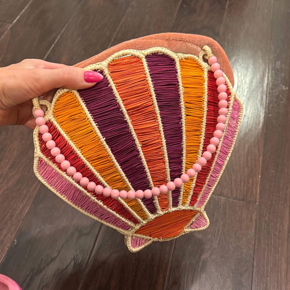 Mercedes Salazar: Shell-Shaped Women's Bag